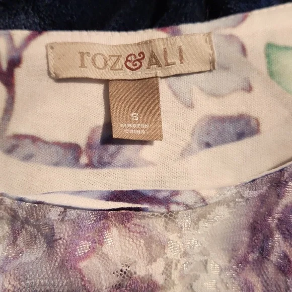 roz & ALI kimono sleeve lacy top with jewels - Picture 5 of 5